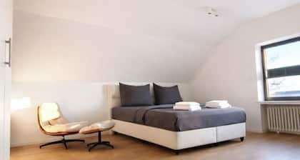Maisonette Wohnung in Stadtvilla mit Parkplatz & Gym 3SZ