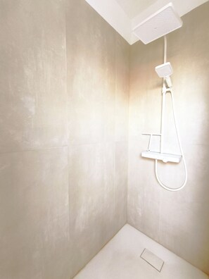 Shower, hair dryer, towels, soap - Duplex apartment in urban villa with parking & gym 3SZ (Düsseldorf)