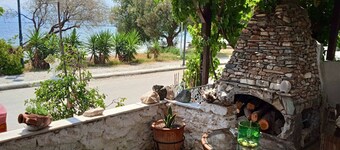 Alonaki Seafront Cottage