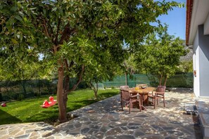 Outdoor dining - Aethra House in Agria Volou (Agria Volou)