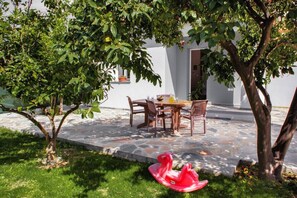Outdoor dining - Aethra House in Agria Volou (Agria Volou)