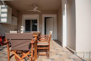 Outdoor dining - Betty's 4 Seasons in Agria (Agria)