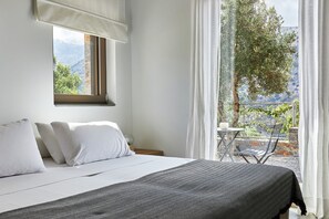 5 bedrooms, iron/ironing board, free WiFi, bed sheets - Villa Adagio with Private Heated Pool (Vrachasi)