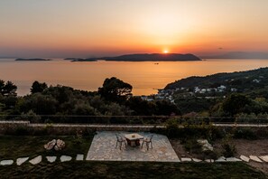 Outdoor dining - Rodon Luxury Villas "Aria" (Skopelos)