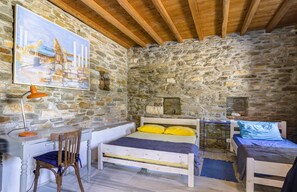 1 chambre, fer et planche à repasser, draps fournis