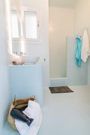 Shower, hair dryer, towels - Mimosa: The mosaic home (Tinos)
