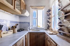 Fridge, oven, coffee/tea maker, toaster - Daphnis:the artist's house (Marlas)