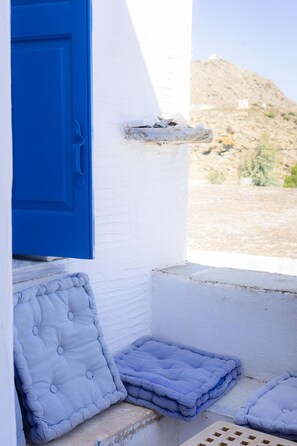 Property grounds - Daphnis:the artist's house (Marlas)