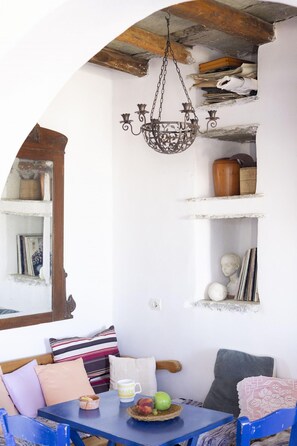 Dining - Daphnis:the artist's house (Marlas)