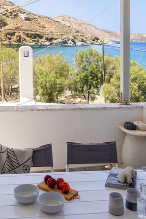 Outdoor dining - Anemelo beach house in Panormos (Panormos)