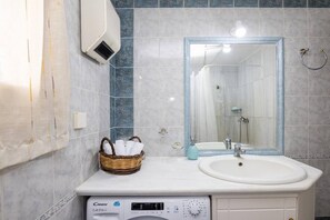Shower, hair dryer, towels - Anemelo beach house in Panormos (Panormos)