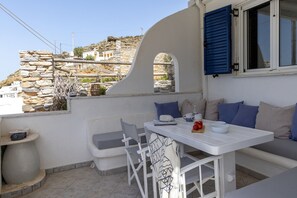 Outdoor dining - Anemelo beach house in Panormos (Panormos)
