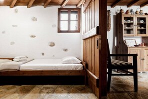 2 habitaciones, tabla de planchar con plancha y cuna de viaje 