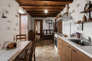 Refrigerador, horno, cafetera y tetera y utensilios de cocina 