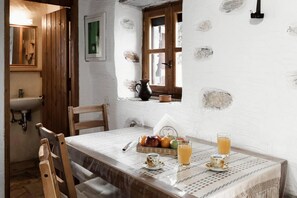 Dining - Naxos Alyko Traditional Vacation House ''Mitatos'' (Naxos)