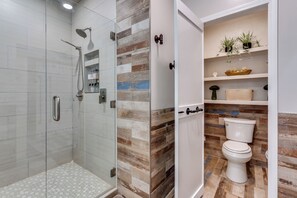 Een douche, een bubbelbad, een haardroger, handdoeken