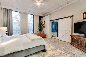 2 bedrooms, desk, iron/ironing board, free WiFi - Loft N' Loaded: Downtown Wichita Luxury Loft (Wichita)