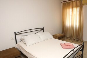 1 chambre, fer et planche Ă repasser, lit parapluie, draps fournis