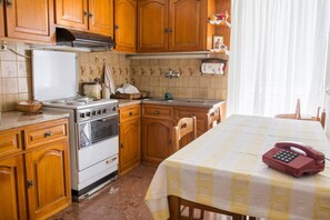 Refrigerador, horno, parrilla de estufa y utensilios de cocina 
