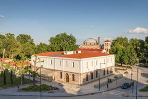 A building with a red roof, a dome, and a tower. - Apartment Vironos Trikala (Trikala)