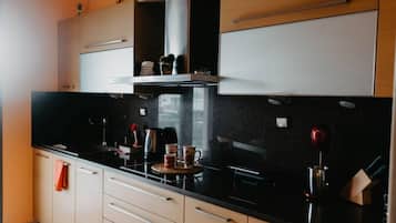 Coffee/tea maker, fridge, microwave, oven