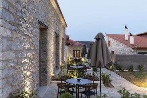 Outdoor dining - Lichnos Luxury Maisonette 3 (Sourpi)