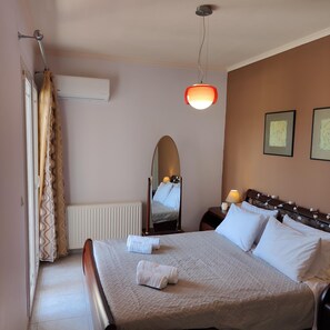 3 Schlafzimmer, Schreibtisch, Bügeleisen/Bügelbrett, Reisekinderbett