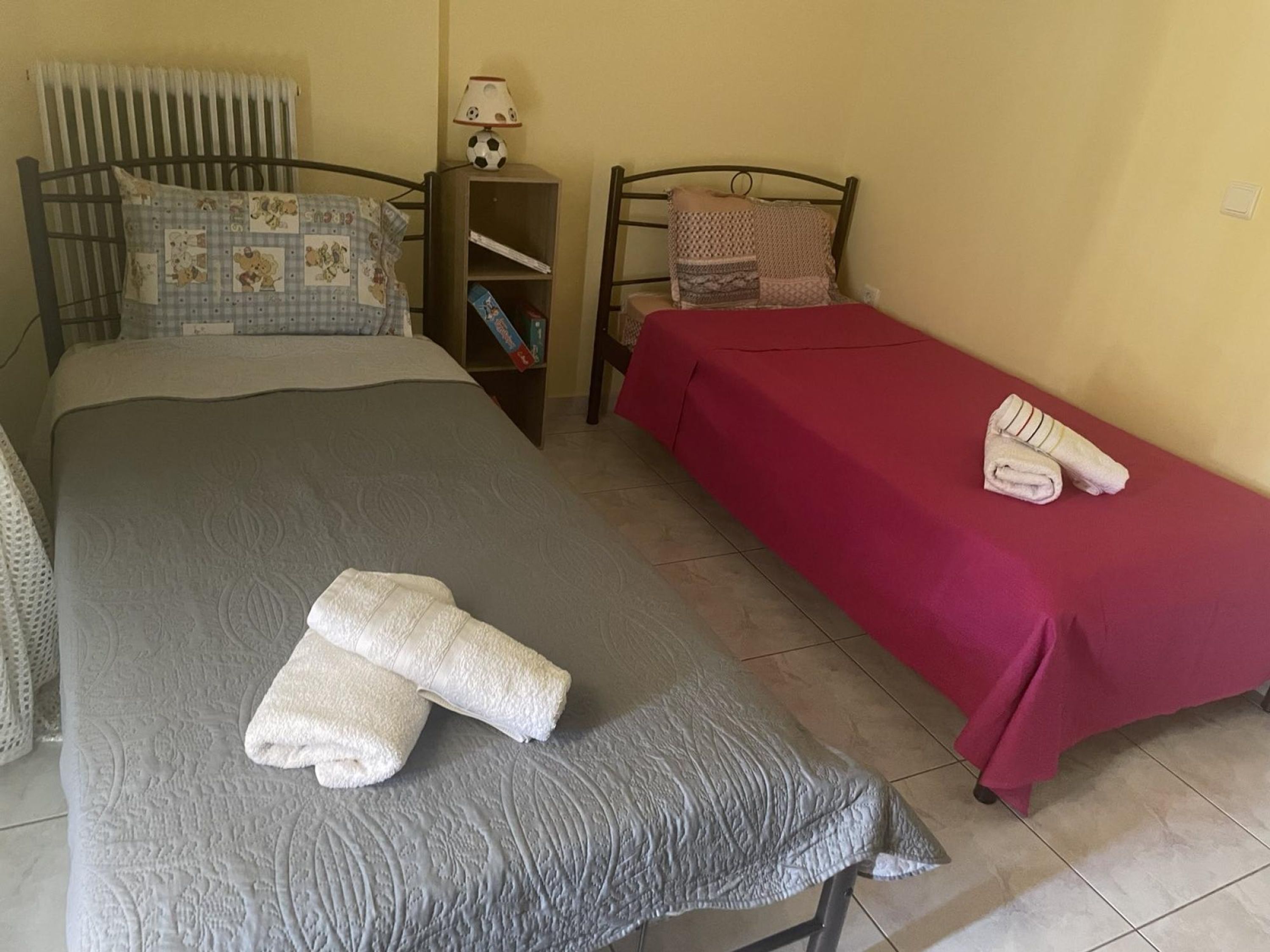 Ein Schlafzimmer mit einem Bett, einem Nachttisch und einem kleinen Tisch mit Lampe.