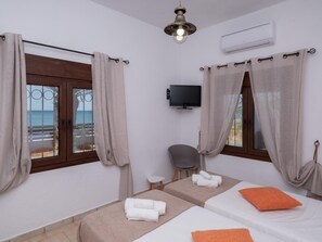 2 bedrooms, bed sheets - Atalanti Seaside Junior Suite 1 (Keratokampos)