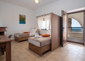 1 bedroom, bed sheets - Atalanti Seaside Junior Suite 2 (Keratokampos)