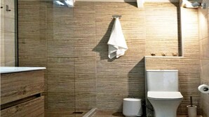 Ein modernes Badezimmer mit Dusche, Toilette und Waschbecken.