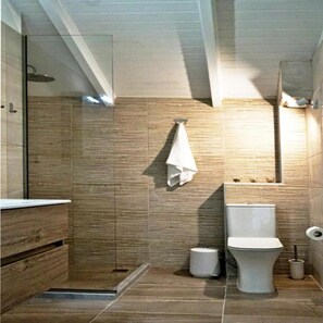 Ein modernes Badezimmer mit Dusche, Toilette und Waschbecken.