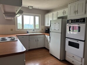 Private kitchen - Quaint 3-bedroom farmhouse with AC in peaceful rural Hillsboro (Peabody)
