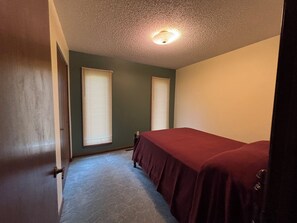 Room - Quaint 3-bedroom farmhouse with AC in peaceful rural Hillsboro (Peabody)