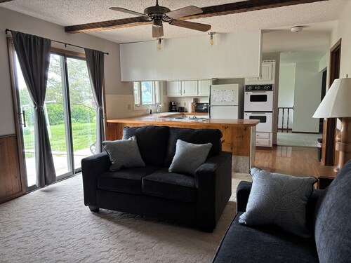 Quaint 3-bedroom farmhouse with AC in peaceful rural Hillsboro