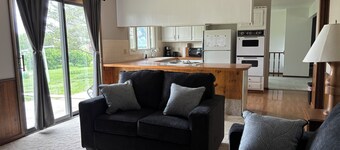 Quaint 3-bedroom farmhouse with AC in peaceful rural Hillsboro