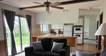 Quaint 3-bedroom farmhouse with AC in peaceful rural Hillsboro