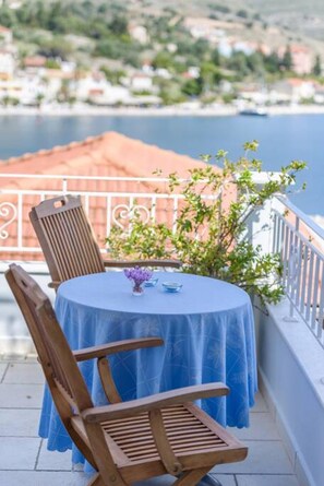 Outdoor dining - Agia Efimia seaside 2b/r apartment (Agia Effimia)