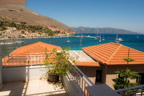 Property grounds - Agia Efimia seaside 2b/r apartment (Agia Effimia)