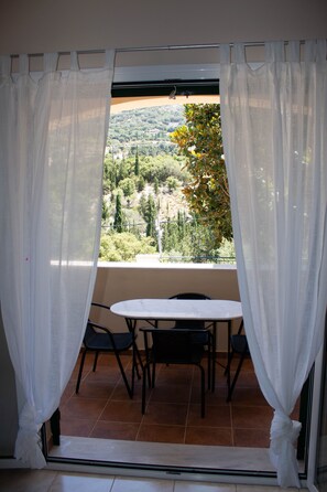 Dining - Myrtos Cottages Polimnia (Divarata)