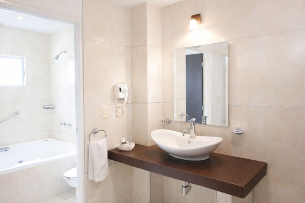 Deluxe Suite | Bathroom