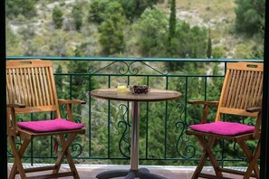 Outdoor dining - Myrtos Cottages Cleo (Divarata)