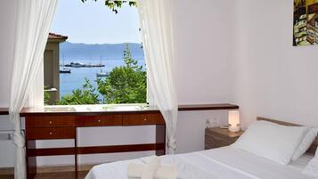 2 bedrooms, iron/ironing board, travel crib, WiFi (free)