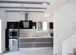 Fridge, oven, stovetop, dishwasher - Villa Verde with Outdoor Jacuzzi (Divarata)