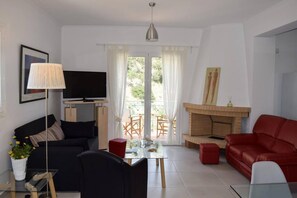 TV, fireplace, books, offices - Villa Verde with Outdoor Jacuzzi (Divarata)