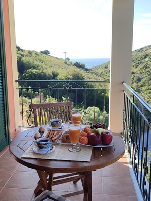 Outdoor dining - Myrtos Cottages Ourania (Divarata)