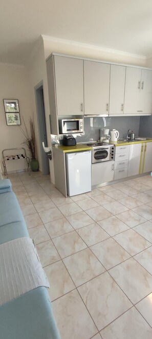 Fridge, microwave, oven, coffee/tea maker - Myrtos Cottages Ourania (Divarata)