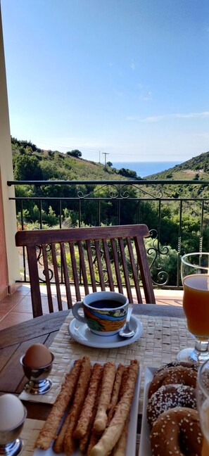 Outdoor dining - Myrtos Cottages Ourania (Divarata)