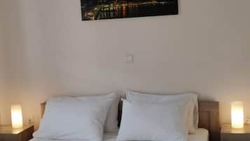 1 habitación, tabla de planchar con plancha y cuna de viaje