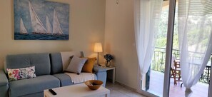 TV, books - Myrtos Cottages Thalia (Divarata)